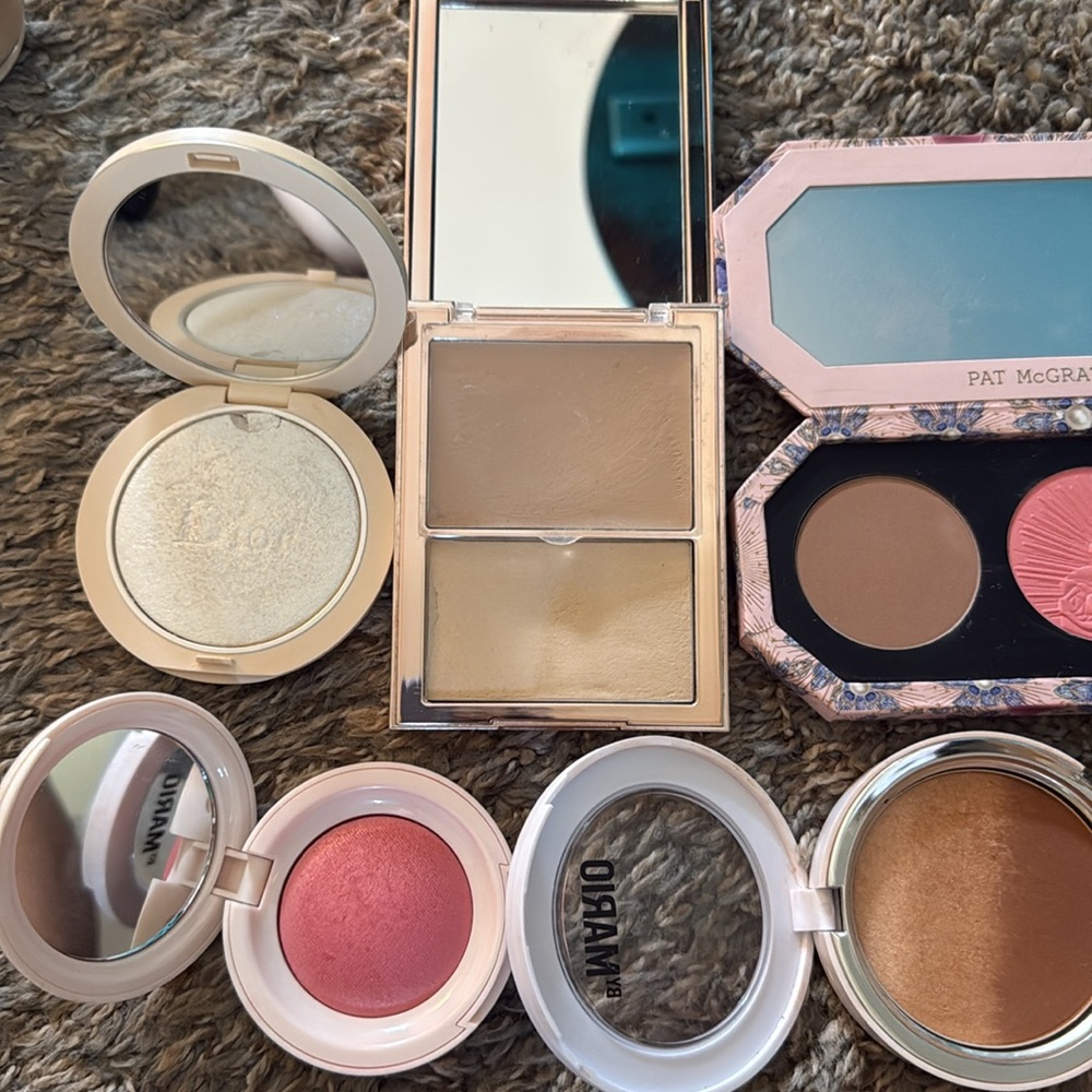 MAKEUP STASH - Picture 12 of 17
